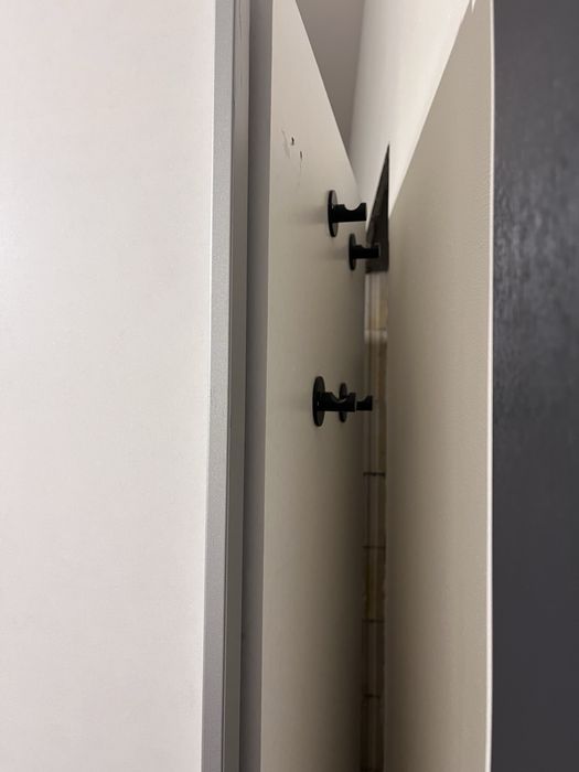 Duża biała szafa drążek półki