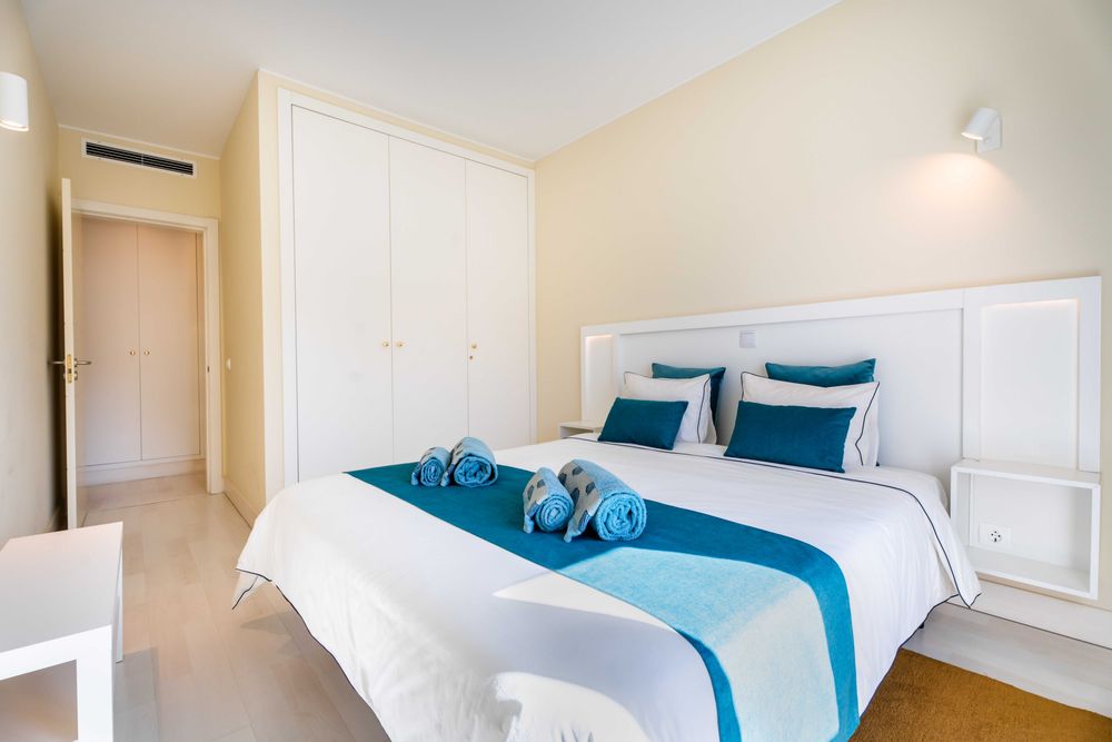 Setembro a preços esp. consulte.- Apartamento T1 Praia da Rocha  Piscina + Garagem em condominio privado.
