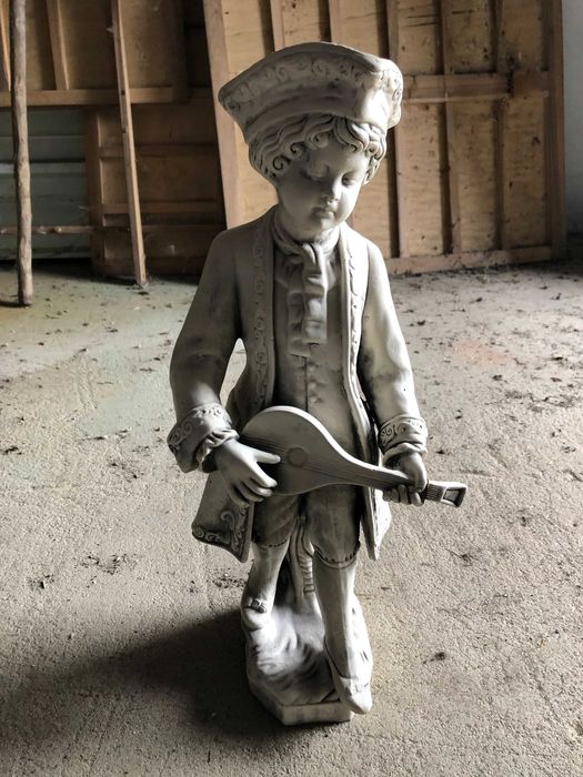 Selling a beautiful figurine64752019916161120