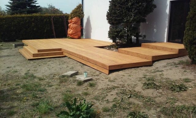 Tarasy drewniane, deski tarasowe, modrzew syberyjski, trawa z rolki