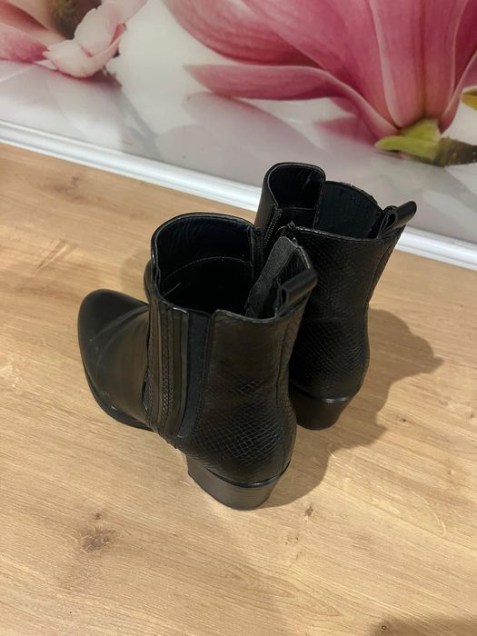 Wygodne eleganckie ciemne botki  41