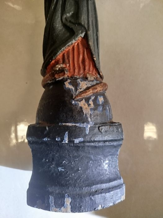 Stara rzeźba ludowa ,,Madonna na kuli"