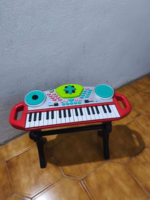 Orgao de brincar imaginarium funciona a pilhas