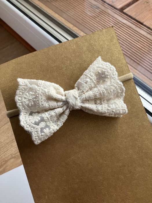 Beżowa kokardka koronkowa opaska bezuciskowa chrzest roczek