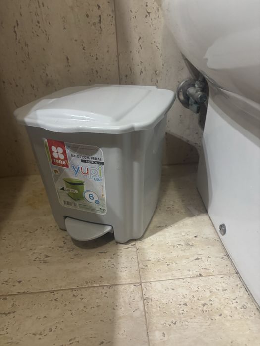 Caixotes de lixo.