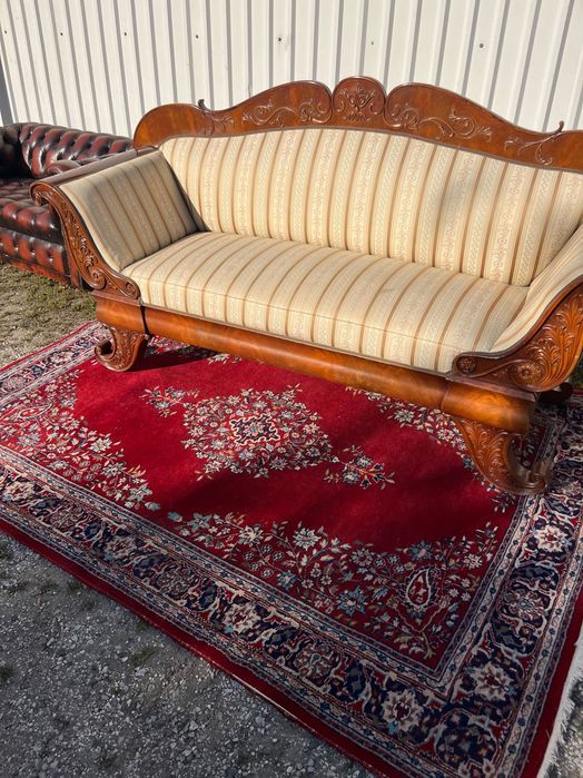Stara sofa w stylu Biedermeier .