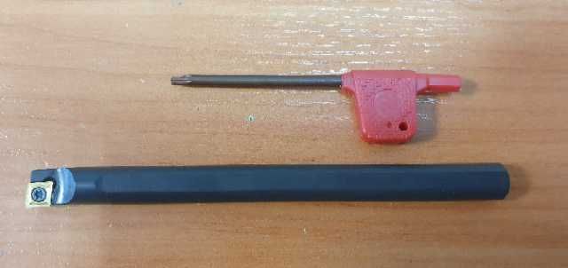 Резец расточной S10K-SCLCR06 державка 10 мм, с пластиной CCMT060204