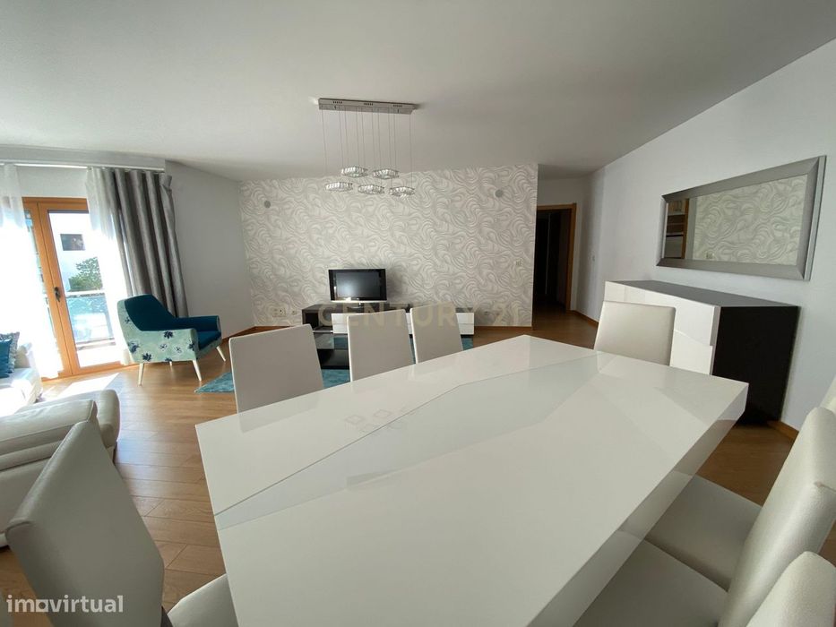Apartamento T3 mobilado | Terraço | 2 Estacionamentos | Jardim da Amor