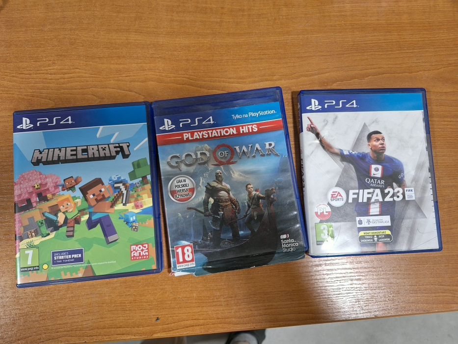 Play station 4 plus 3 pady i 3 gry
