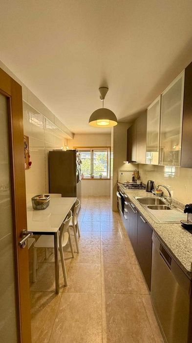 Apartamento T3, com 2 lugares de garagem e Arrumos, Zona Norte-VNF