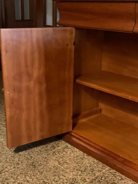 Móvel de madeira de cor castanha