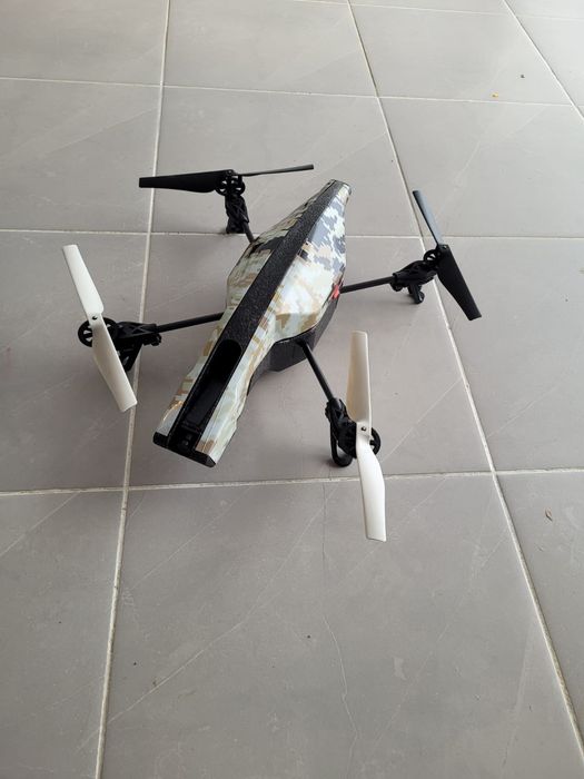 Drone Parrot Quadricóptero AR.DRONE 2.0 Elite Edition Sand