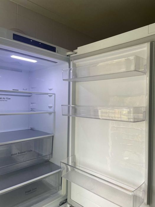 Frigorífico Combinado Usado com 3 anos. Apenas tem um pequeno toque