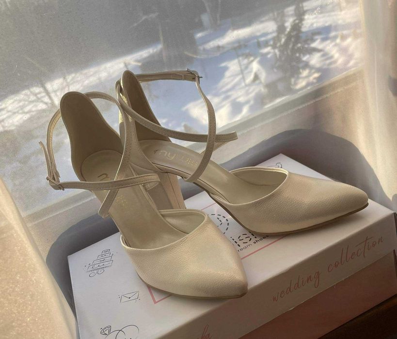 Buty ślubne na słupku
