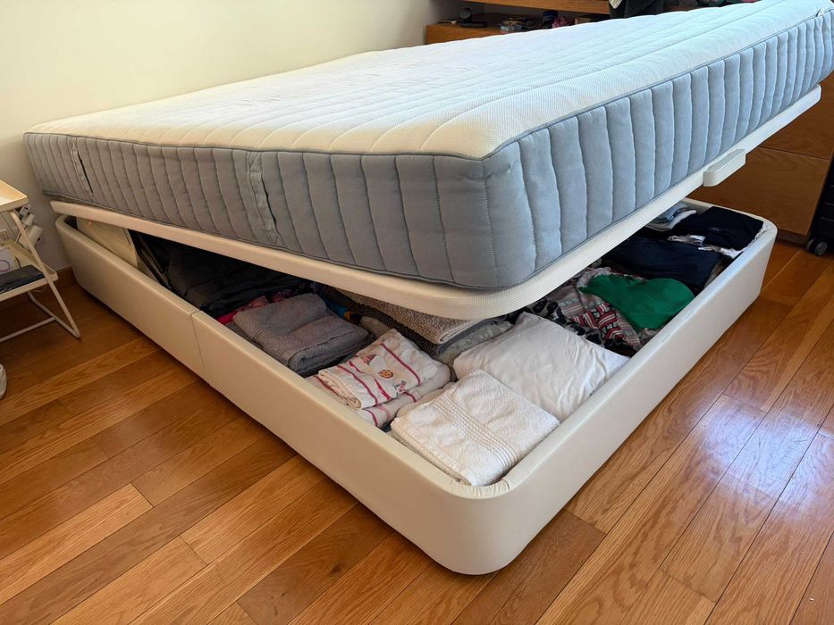 Cama Queen Size IKEA KVITSÖY com Arrumação + Colchão VALEVÅG 160x200 cm