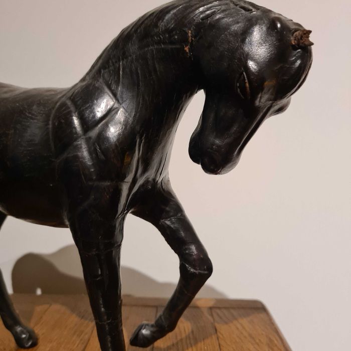 Cavalo revestido de Couro- Vintage