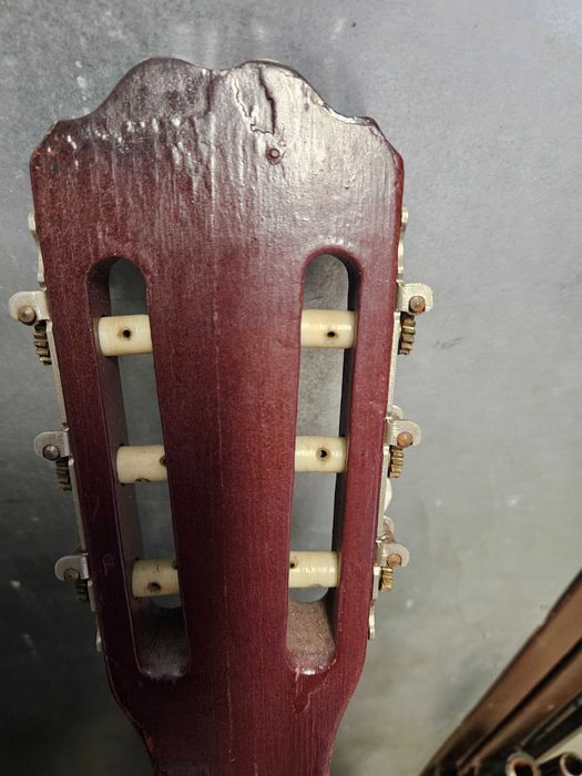 Futerał z starą gitarą