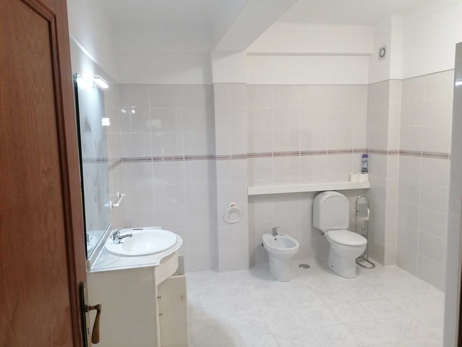 Arrenda-se quarto mobiliado com todas condições mais ar condicionado em todos os quartos.