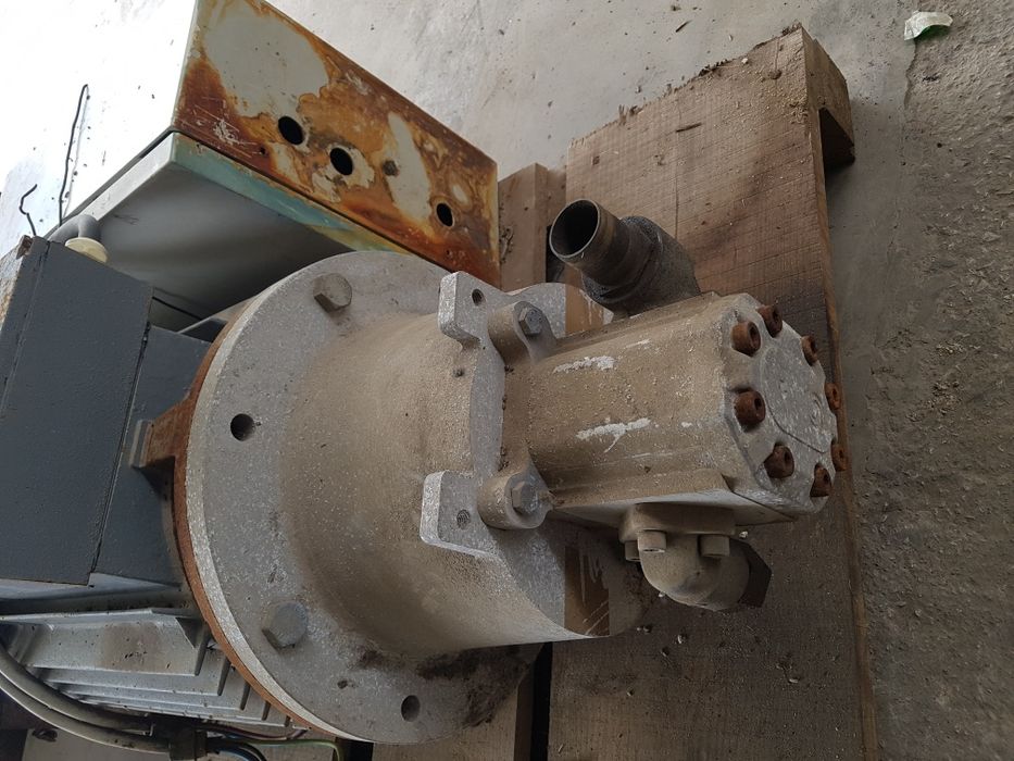 Motor trifásico com bomba