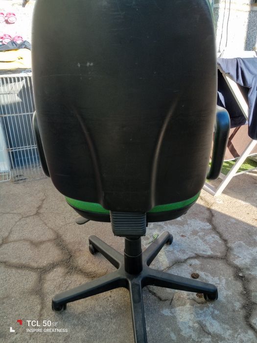 Cadeira elevatória de secretária em tecido.