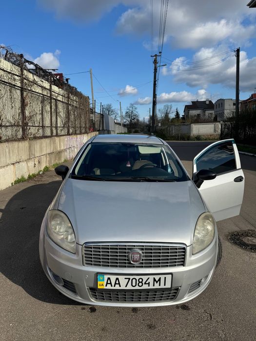 Автомобіль FIAT  Linea