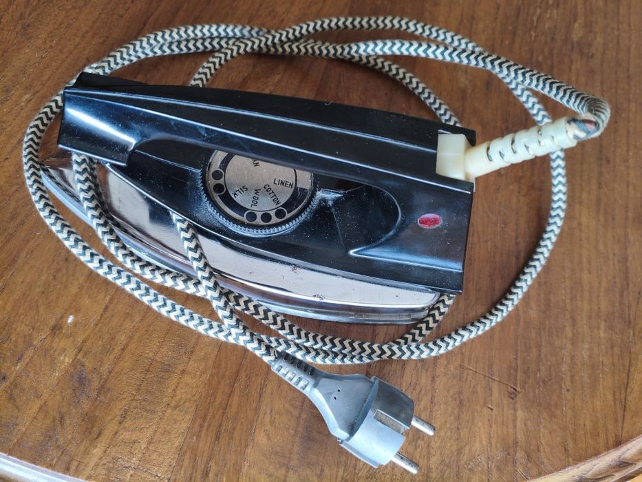 Old ironing iron64199074451713121