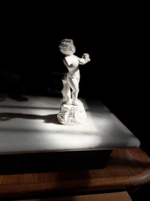 Pequena estatueta menino cerâmica