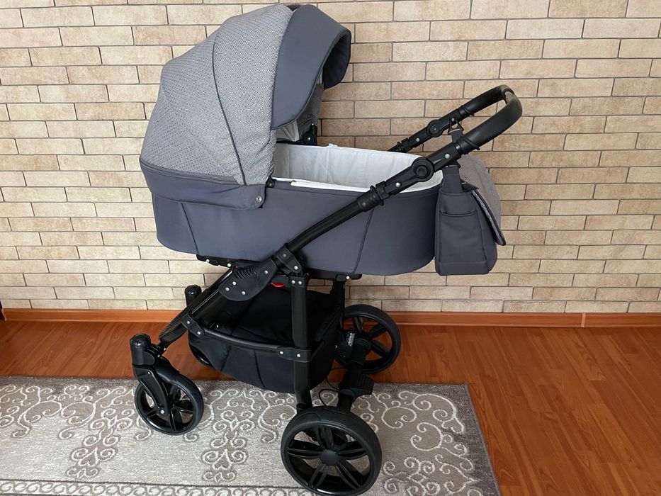 Продам коляску 2 в 1. Стан нової!