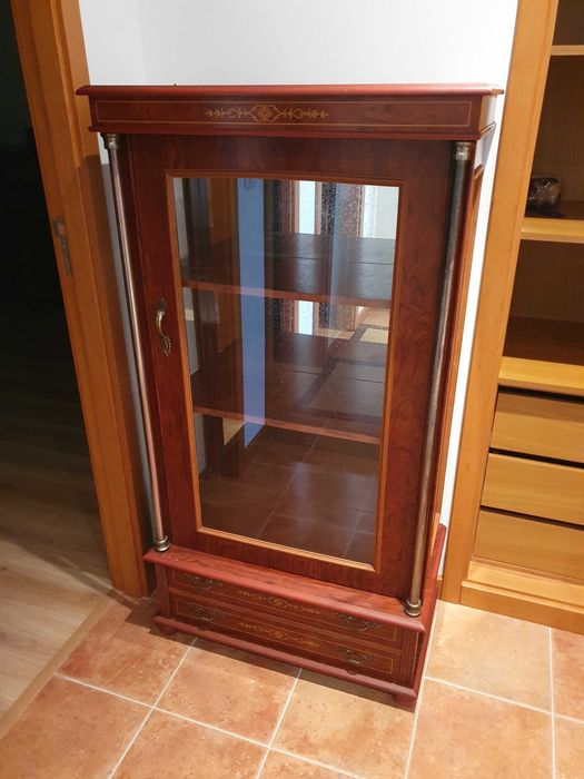 Vitrine 70x40x135  com duas gavetas em baixo