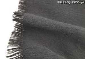 Manta mohair preta com franja nas pontas  ~