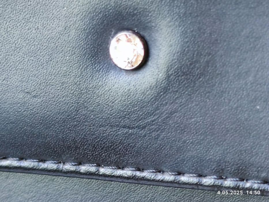 Minimalistyczna czarna kopertówka z cyrkonią