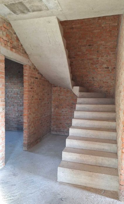 Котедж 165 кв. м з гаражем та ділянкою 4,8 соток