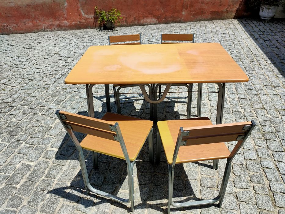 Mesa de jardim/cozinha/esplanada.