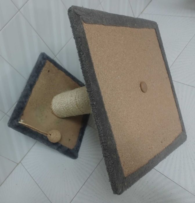 Arranhador gatos com bolinha