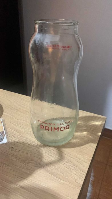 Duas garrafas antigas de leite Vigor