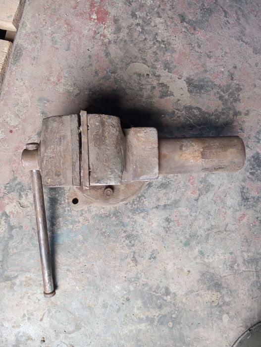 Тиски слесарные б/у