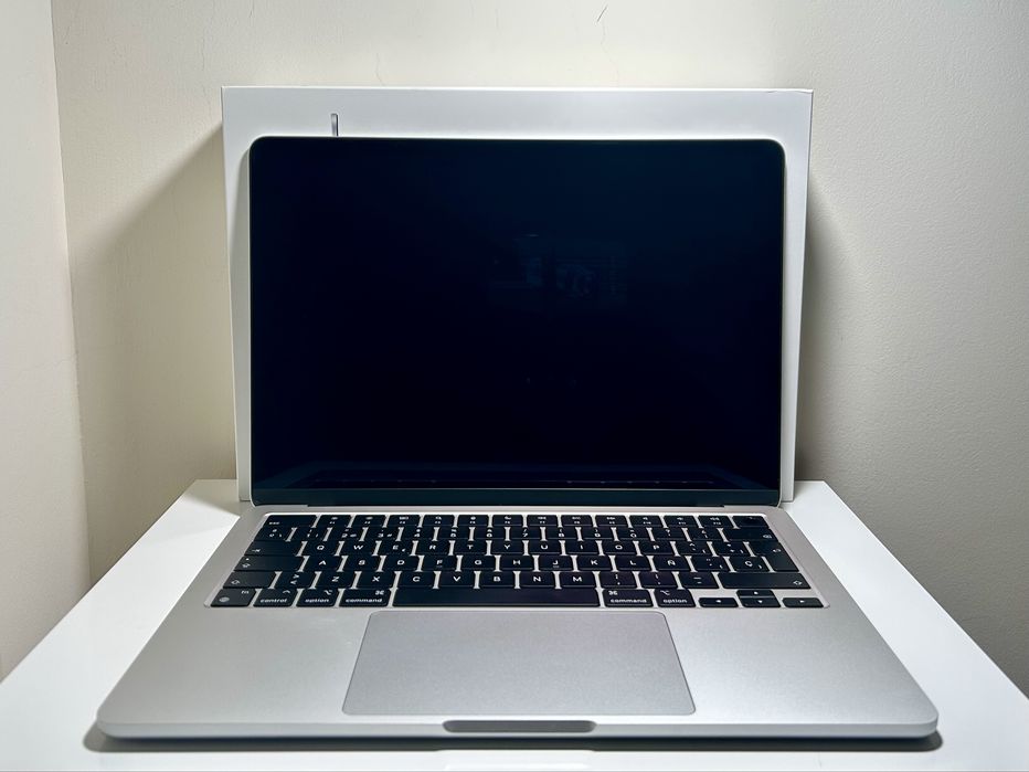 MacBook Air M2 – 16GB RAM / 256GB – Como novo – 1 ano de uso