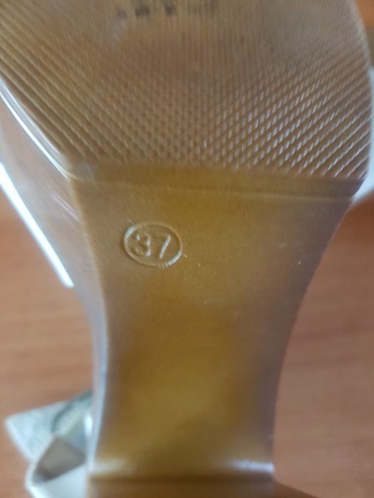 Damskie sandały Crucian rozmiar 37 polecam serdecznie.