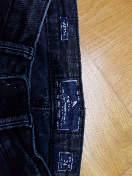 Czarne dżinsy z błyskiem