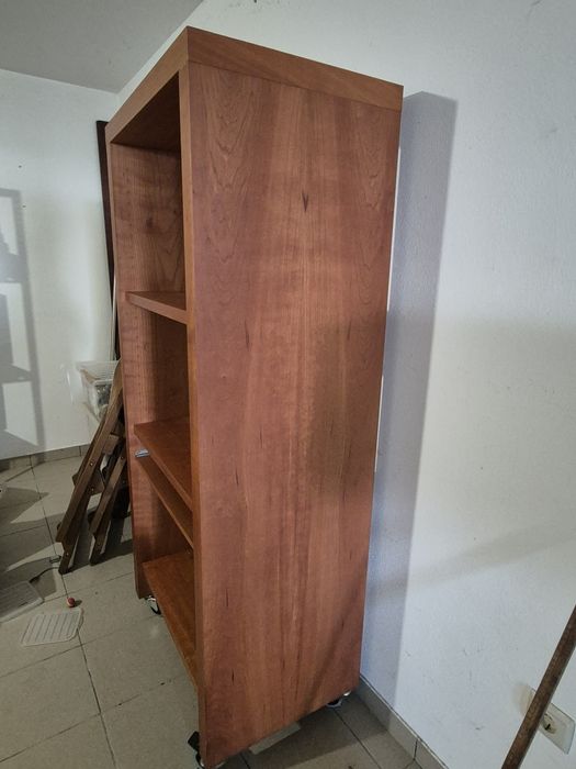 Estante para computador com rodas