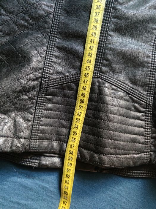 Чорна шкіряна куртка-косуха у відмінному стані