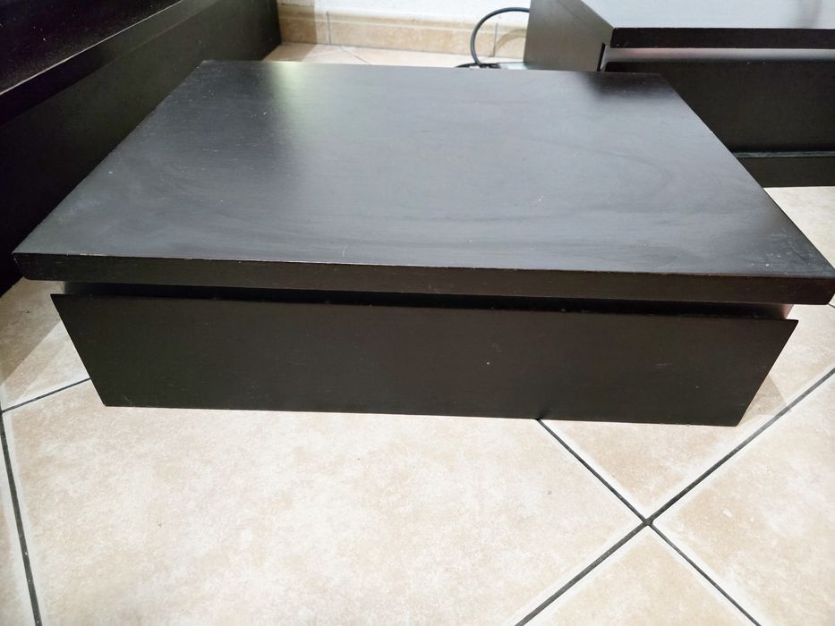 Cama casal (est. 2.00x2.00) e mobiliário (opção), madeira cor mogno