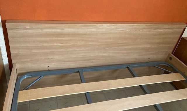 Cama de casal em madeira