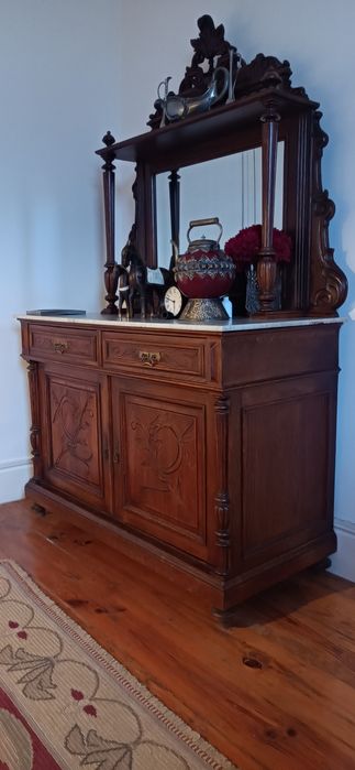 Móvel de sala antigo com pedra mármore e espelho