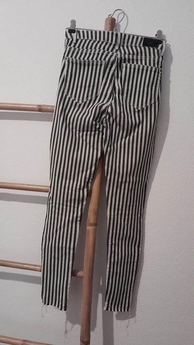 Calças skinny rasgadas Bershka riscas brancas e pretas