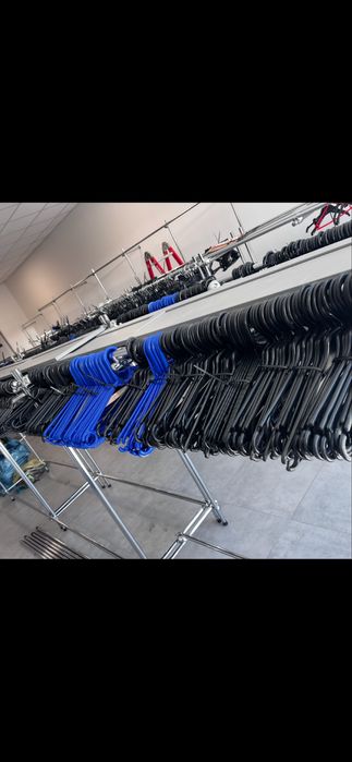 Wieszaki plastikowe i klamerkowe na ubrania