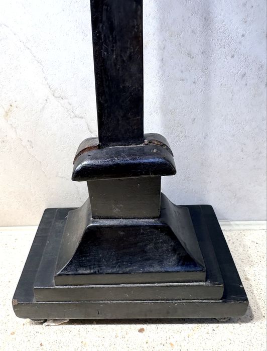 Antigo crucifixo em madeira ebonizada e placa “INRI” esculpida - Sec. XIX