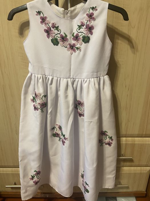 Вишите бісером плаття для дівчинки