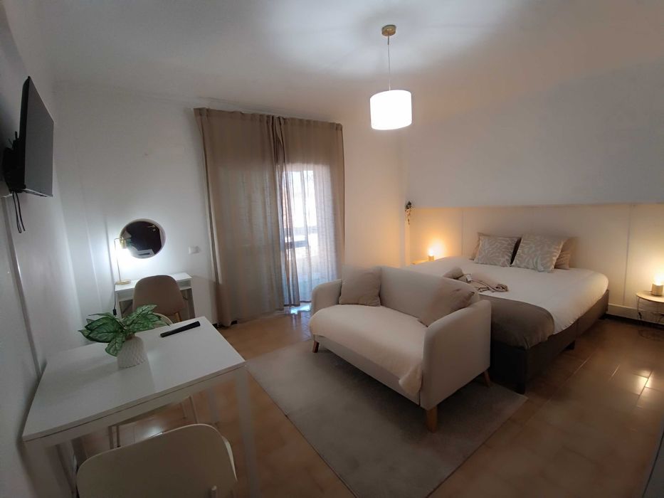 Quarto Suíte de Casal Totalmente mobilado e com Marquise em Alhos Vedros - Moita - a 6 minutos da estação de comboios