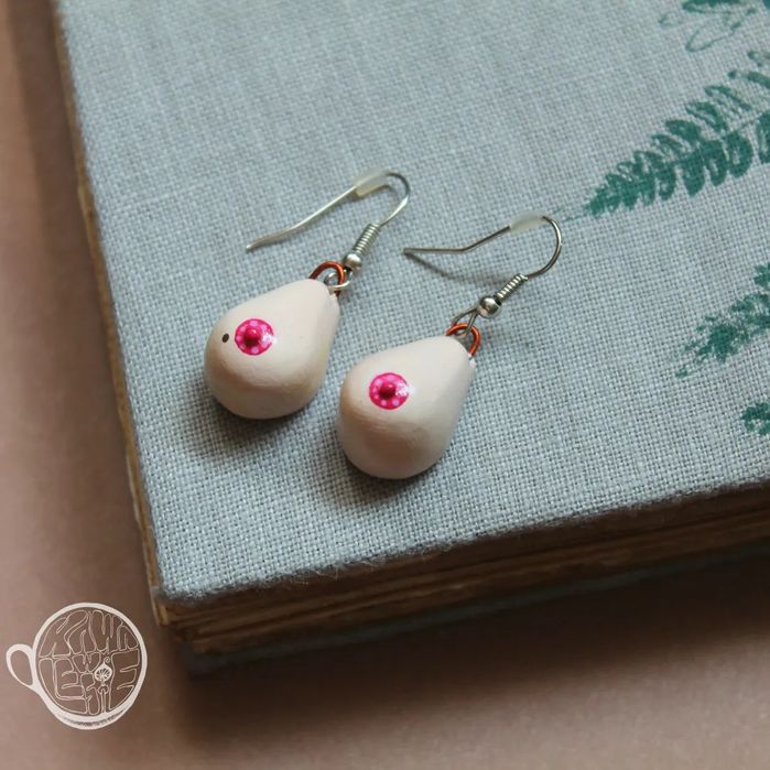 Nieszablonowe kolczyki w kształcie piersi